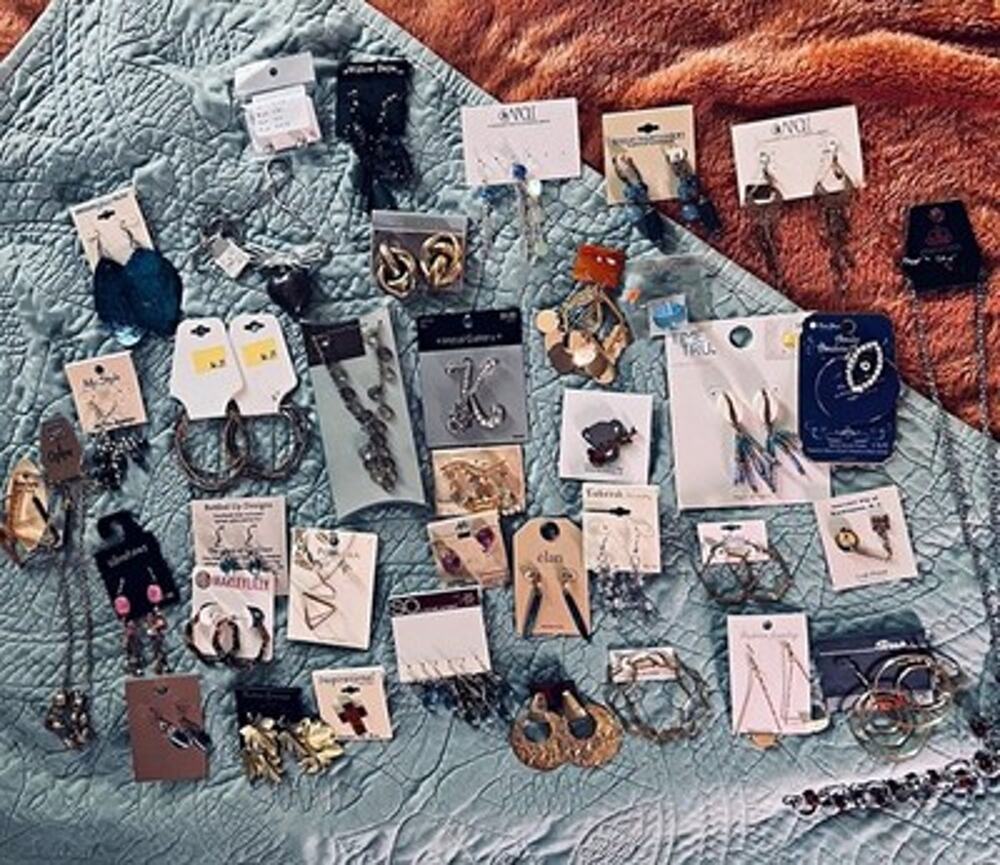 Bulk Reseller Lot: 40 Pieces New on Card / NWT Fashion & Vintage Jewelry